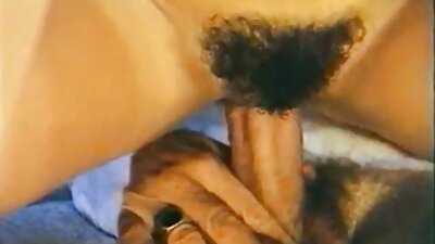 Ο χαριτωμένος Έβενος γίνεται τσούλα στα χέρια ενός νεαρού με σγουρά μαλλιά
