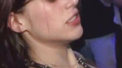 Μια ξανθιά με κοτσιδάκια διαπερνά τη φίλη της από το σχολείο