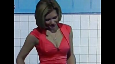 Ο τεράστιος μαύρος δονητής ταιριάζει στο ολισθηρό νεαρό μουνί της