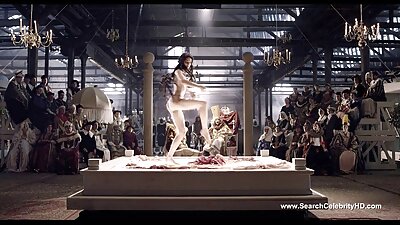Ένας φαλακρός μάγκας σπρώχνει τον ανδρισμό του σε ξανθό με κοτσιδάκια