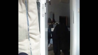 Η ξανθιά που λατρεύει τα πάρτι γλείφεται στον καναπέ από τον άντρα της
