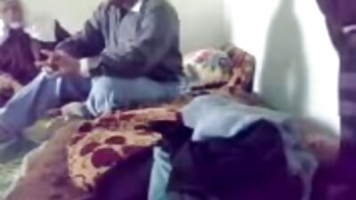Κολεγιακή χαριτωμένη τρώει ένα καυτό σπασίκλα και την κάνει να γκρινιάζει