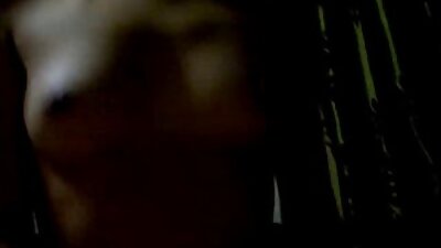 Η ηθοποιός πορνό Nia Nacci δίνει συνέντευξη σε ένα ασπρόμαυρο βίντεο