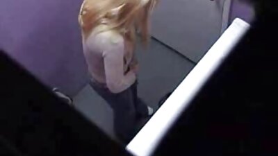 Ο ηλικιωμένος άντρας θα κάνει τη χάρη σε ένα κορίτσι αν του πάρει το πουλί στο μουνί