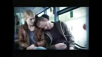 Μια μεγαλόστομη πεθερά παίρνει έναν κόκορα στον σφιχτό κώλο και το μουνί της