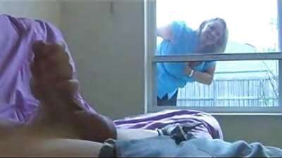 Μια ξανθιά σκύλα ανοίγει το ξυρισμένο μουνί της για να το σκοτώσουν