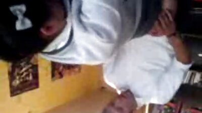 Το λεσβιακό σεξ με την ξανθιά MILF βοηθά το χαριτωμένο κολεγιακό κορίτσι να κερδίσει χρήματα