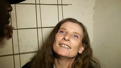 Ένα kinky κορίτσι που λατρεύει τα βυζιά της που αγγίζονται είναι γαμημένο